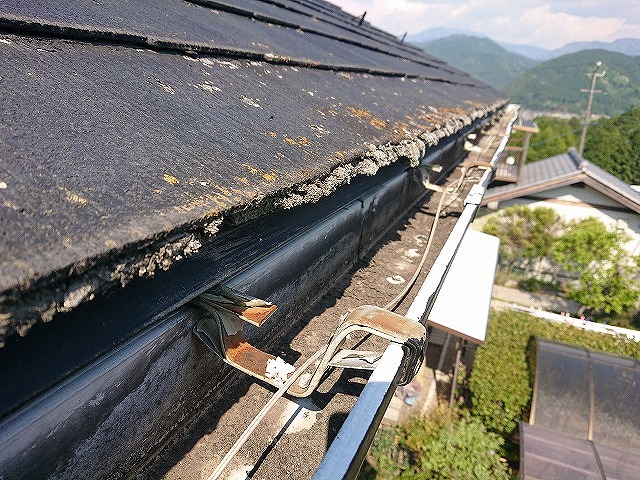 軒先の劣化した屋根